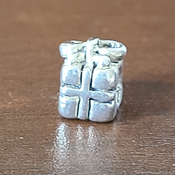 Present Silver Bead Charm 925 - Picture 1 of 4